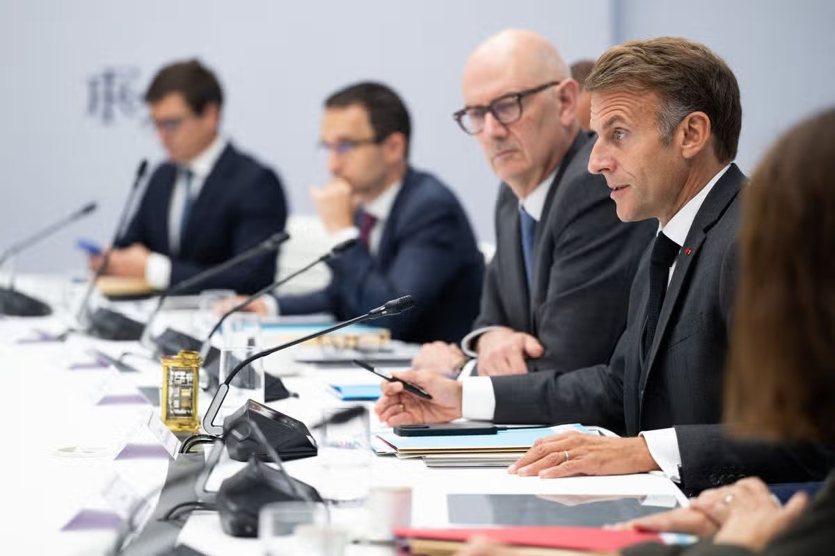 El presidente francés, Emmanuel Macron, habla con el ministro de Economía, Finanzas e Industria, Roland Lescure, después de una videoconferencia con los líderes del G7 en el Palacio del Elíseo en París, Francia, el 2 de octubre de 2026.