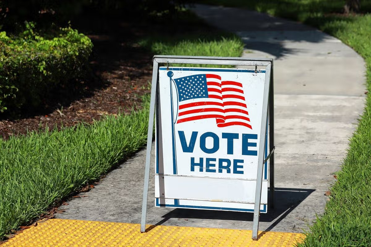El día de las elecciones en Fort Lauderdale, Florida, se colocaron carteles que decían 