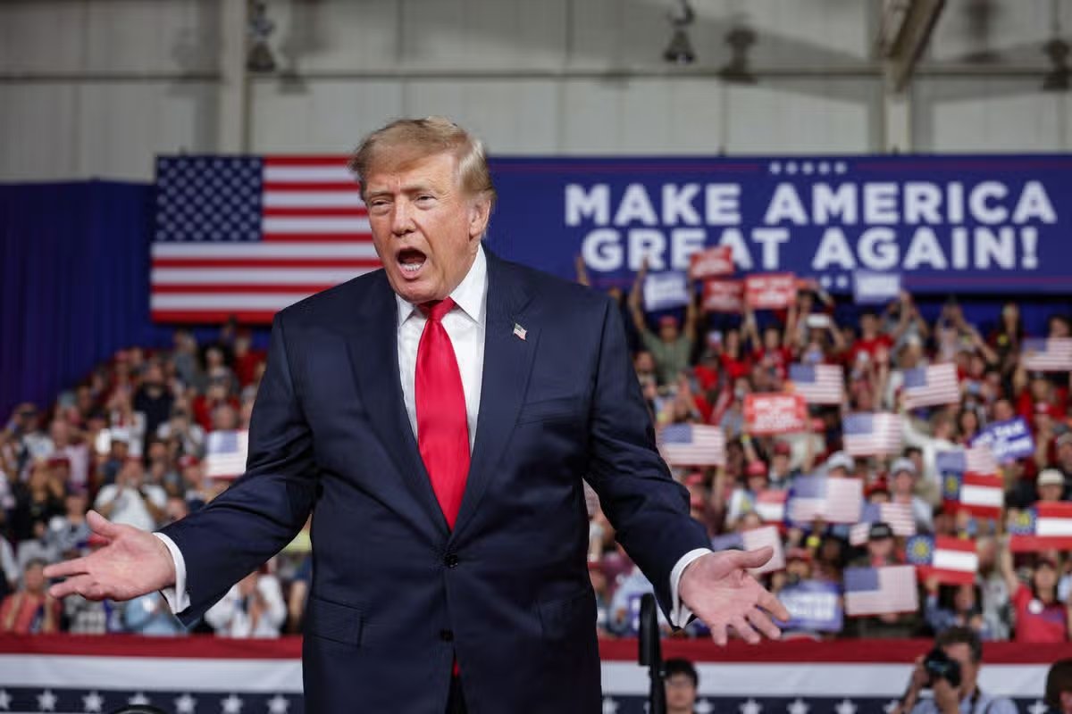 Donald Trump lanza múltiples ataques a Barack Obama