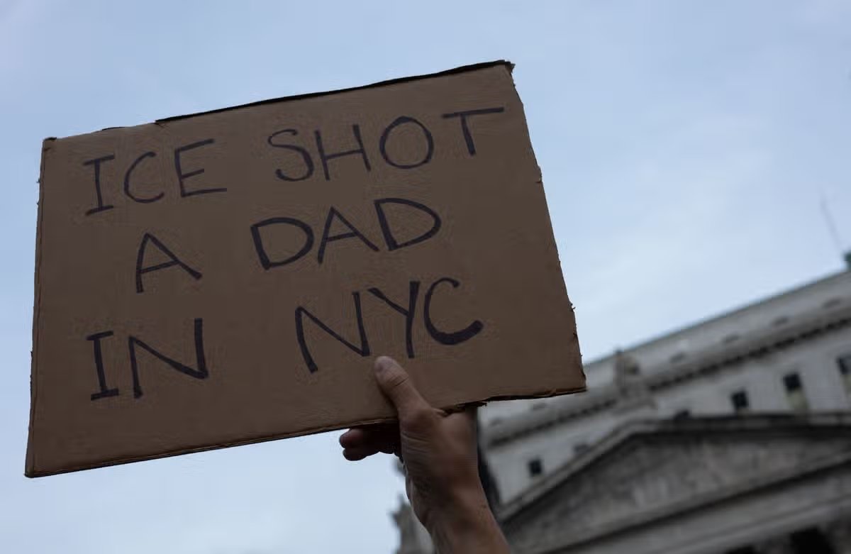 Los manifestantes portaban carteles que decían: "ICE mata a padre en Nueva York" Se planeó una protesta contra el Servicio de Inmigración y Control de Aduanas en Foley Square después de que agentes de ICE mataron a tiros a Oscar Belgal en el Bronx con el hijo de cinco años de Belgal en el asiento trasero.