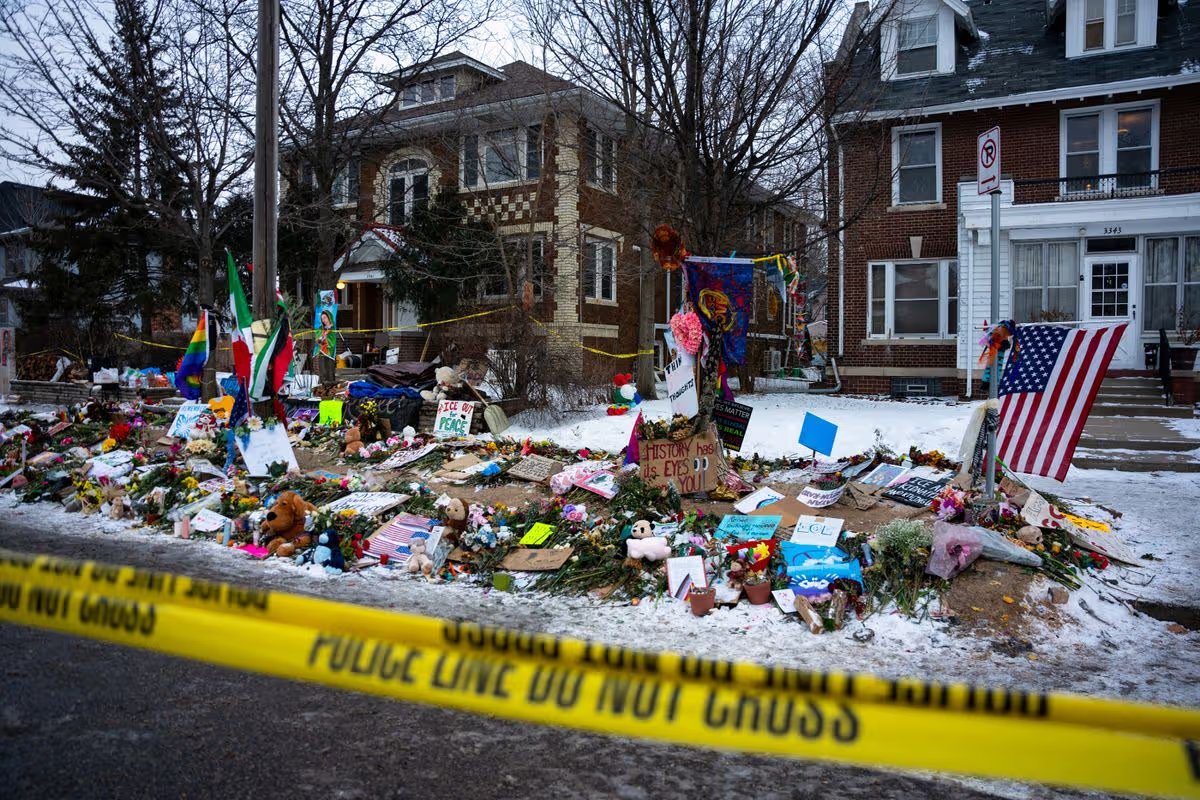 El martes 20 de enero de 2026, en Minneapolis, se ve un monumento improvisado a Renee Good, quien fue asesinada a tiros por agentes de ICE el 7 de enero. (Foto AP/Angelina Katsanis)