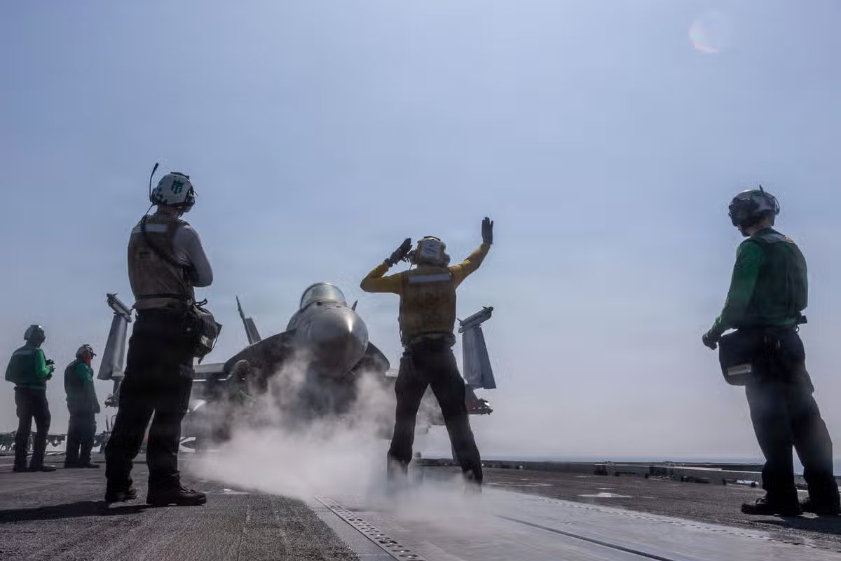 Esta imagen proporcionada por el Comando Central de EE. UU. muestra un F/A-18E Super Hornet preparándose para despegar desde la cubierta de vuelo del portaaviones clase Nimitz USS Abraham Lincoln (CVN 72) en apoyo de la Operación Epic Fury el sábado 28 de febrero de 2026. 