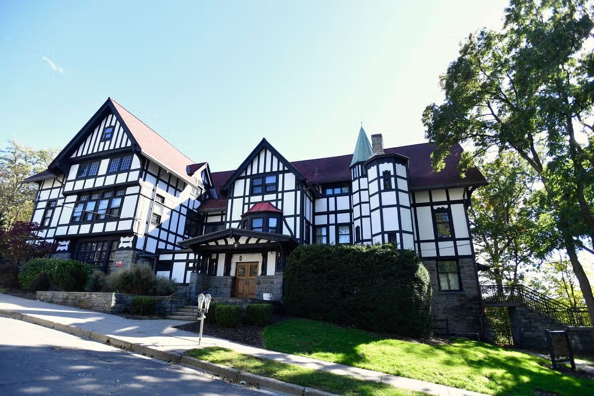 Exterior de la casa de la fraternidad Chi Phi en la Universidad de Cornell.