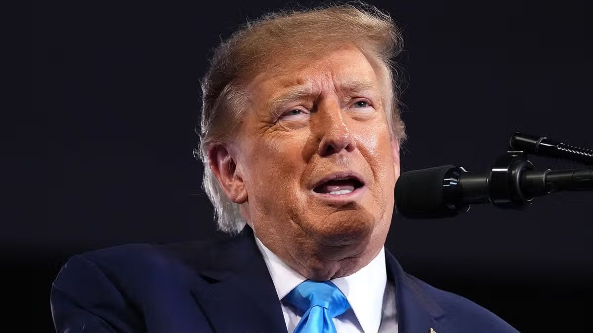 Trump habla durante un mitin de mitad de período en Truist Arena en el campus de la Universidad Northern Kentucky en Highland Heights, Kentucky, el 17 de octubre de 2026.