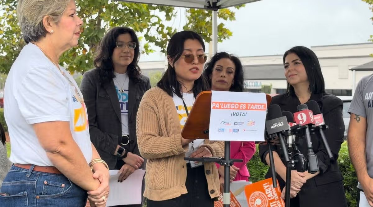 Keily Luna habla en conferencia de prensa mientras se prepara para emitir su primer voto en las elecciones estadounidenses