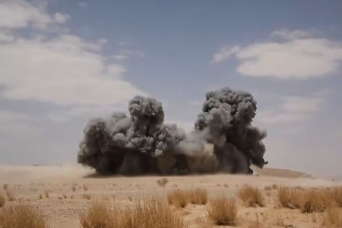 Esta imagen, tomada de un video sin fecha publicado por la oficina de medios de Ansar Allah de los rebeldes hutíes de Yemen el miércoles 9 de septiembre de 2026, muestra el humo de una explosión generalizada después de lo que los hutíes dijeron que fue un ataque contra las fuerzas respaldadas por Arabia Saudita en la provincia de Jawf en el este de Yemen.