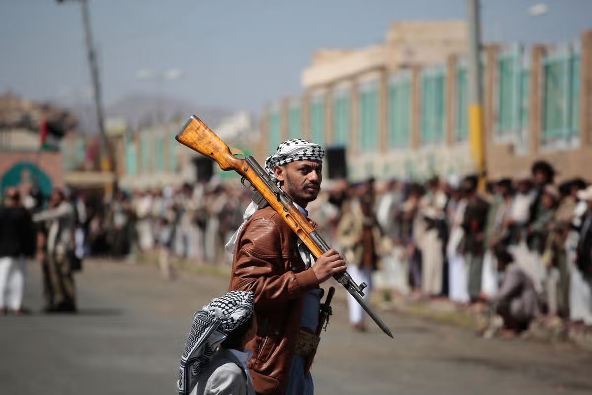 Un partidario hutí lleva un rifle durante una reunión de miembros de una tribu armada en Saná, Yemen, el miércoles 7 de octubre de 2026.
