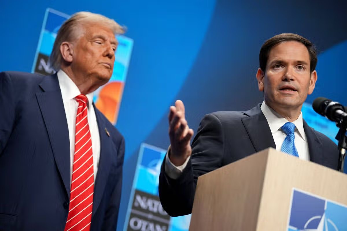 LA HAYA, PAÍSES BAJOS - 25 DE JUNIO: El secretario de Estado de Estados Unidos, Marco Rubio (derecha), acompañado por el presidente de Estados Unidos, Donald Trump (izquierda), habla con los medios después de la cumbre de la OTAN el 25 de junio de 2025 en La Haya, Países Bajos. La cumbre de la OTAN de este año se celebrará por primera vez en los Países Bajos y reunirá a jefes de Estado y de gobierno de toda la alianza militar. Entre otras cosas, los estados miembros aprobarán un nuevo plan de inversión en defensa que aumentará los objetivos de gasto en defensa al 5% del PIB. (Foto de Andrew Harnick/Getty Images)