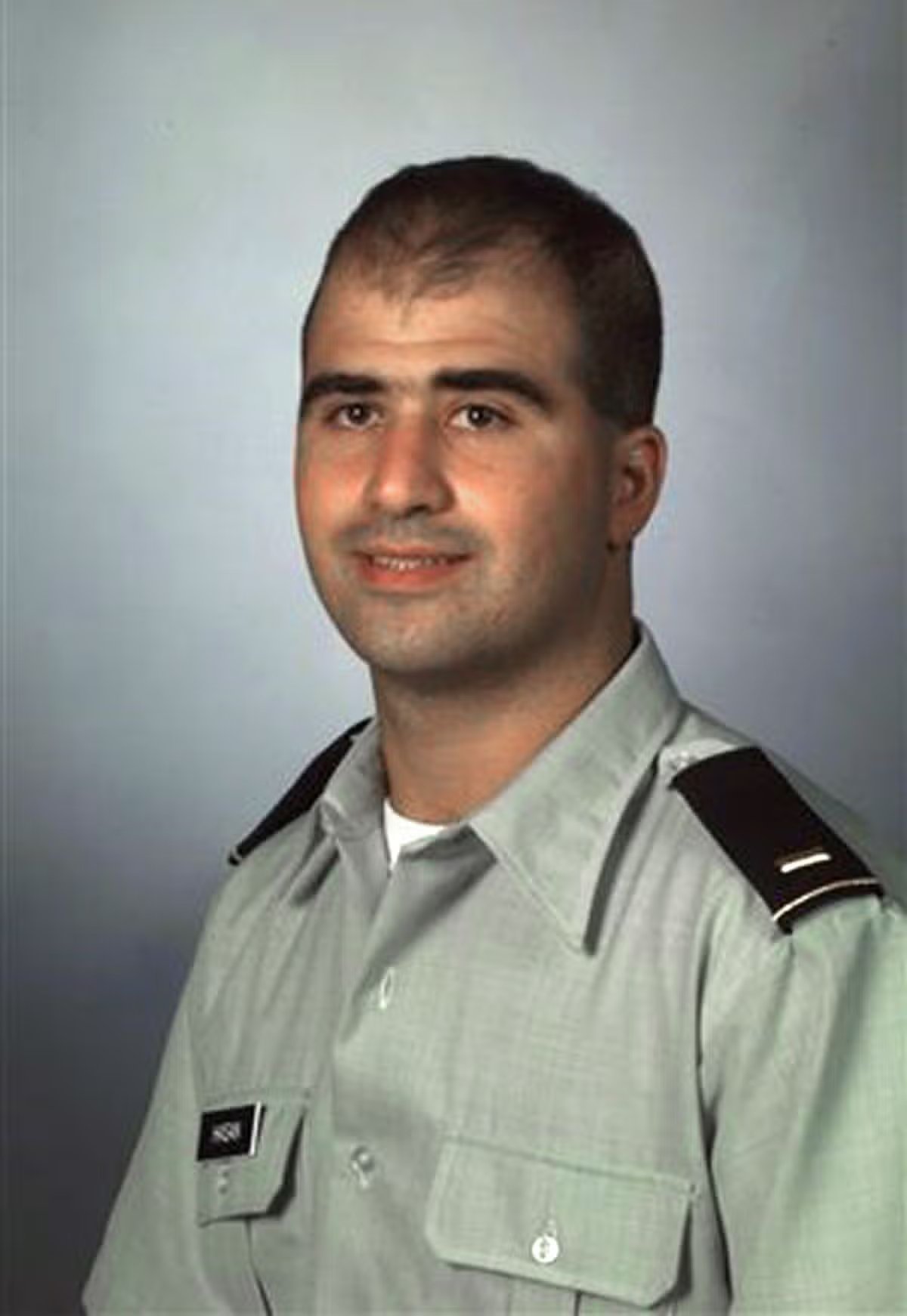 Esta fotografía de 2000 obtenida de la Universidad Uniforme de Ciencias de la Salud el 10 de noviembre de 2009 muestra al teniente Nidal Malik Hassan, entonces estudiante de medicina en la Facultad de Medicina Edward Herbert de la Universidad Uniforme de Ciencias de la Salud.