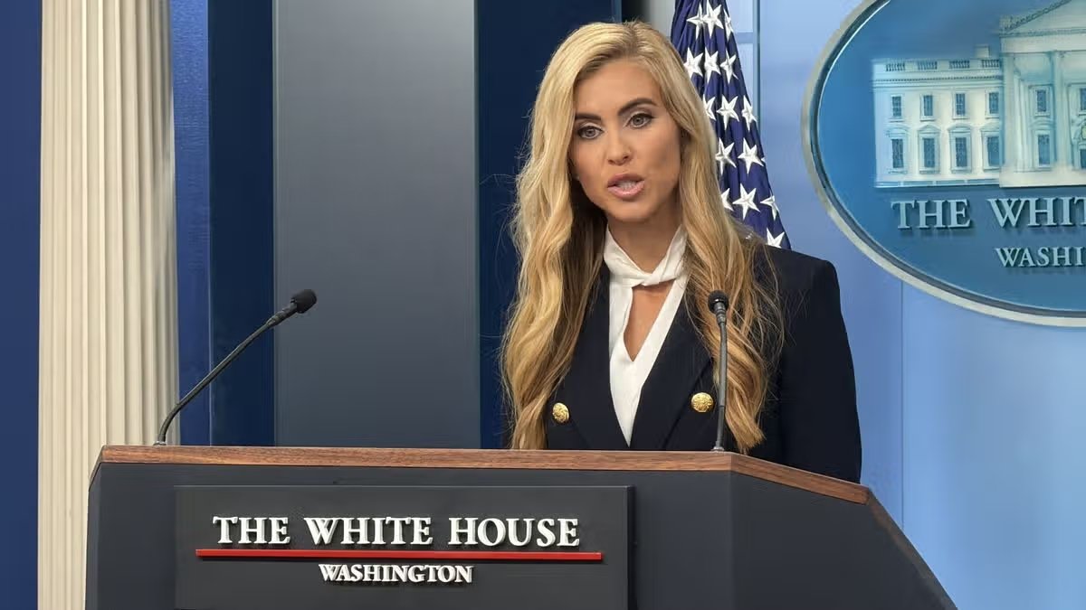 La secretaria de prensa de la Casa Blanca, Katie Zakaria, habla durante una conferencia de prensa en la conferencia de prensa de James S. Brady en la Casa Blanca en Washington, DC, Estados Unidos, el 13 de octubre de 2026.