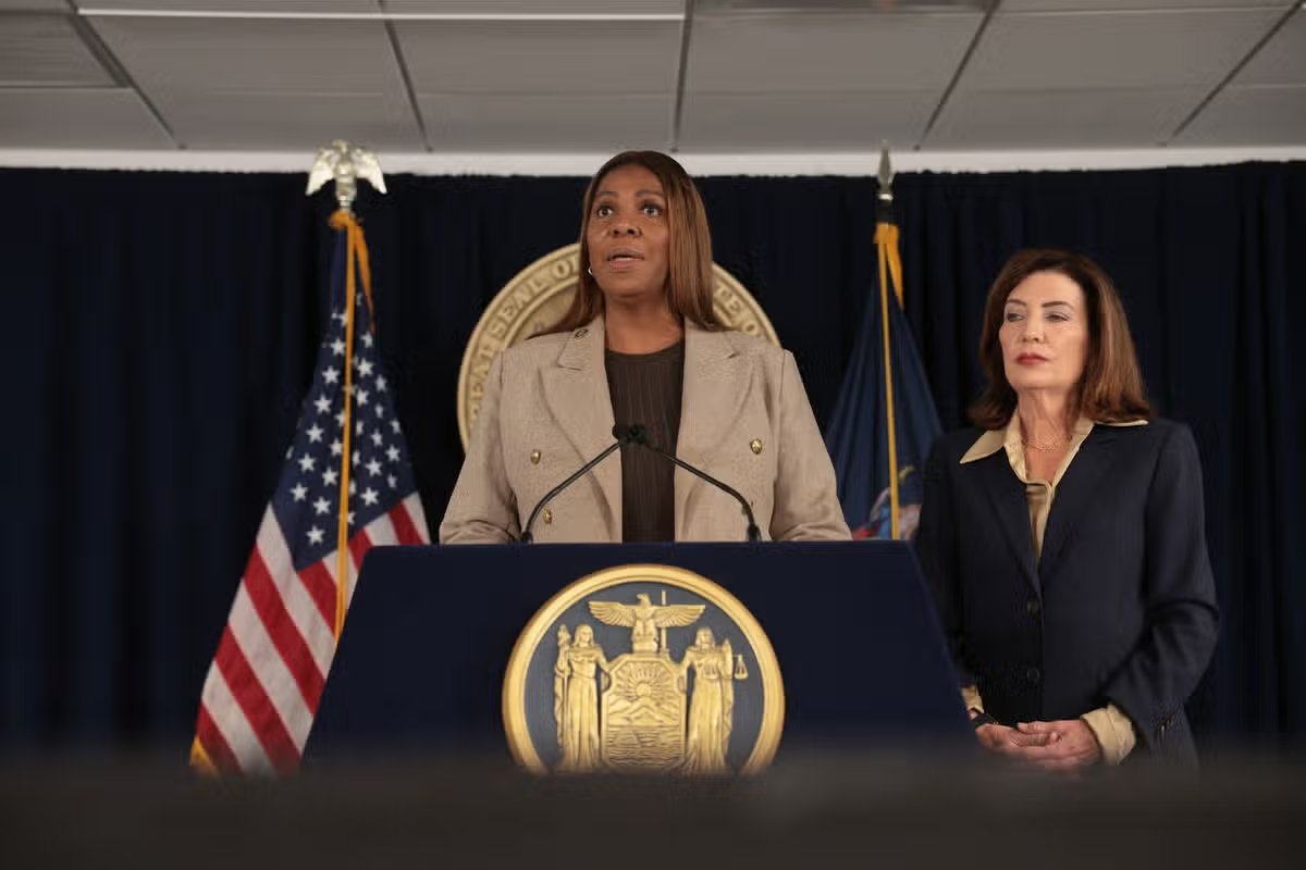 La fiscal general de Nueva York, Letitia James, a la izquierda, se une a la gobernadora de Nueva York, Kathy Hochul, durante una conferencia de prensa en Manhattan el 2 de octubre de 2026, mientras la gobernadora anunciaba una revisión de la respuesta inicial de la Universidad de Cornell a la acusación de una exalumna de una violación en 2024 en una fraternidad universitaria en la ciudad de Nueva York. 