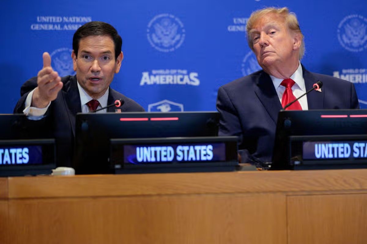 El secretario de Estado Marco Rubio (izquierda) y el presidente estadounidense Donald Trump