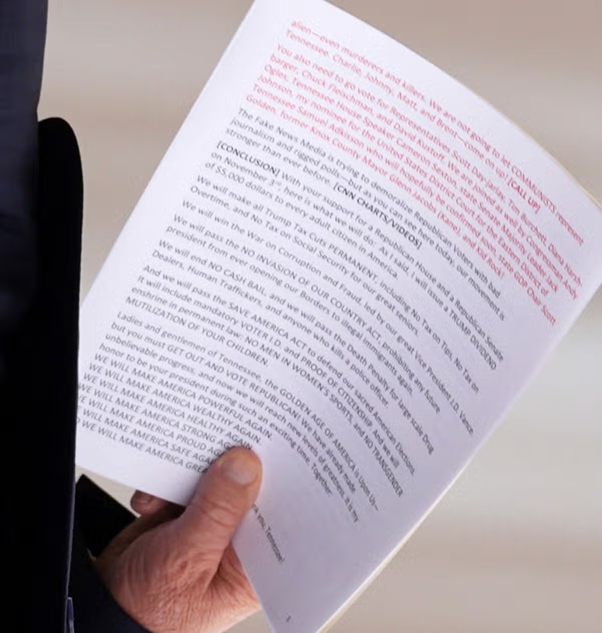 El presidente Donald Trump sostiene un documento cuando llega a bordo del Air Force One.