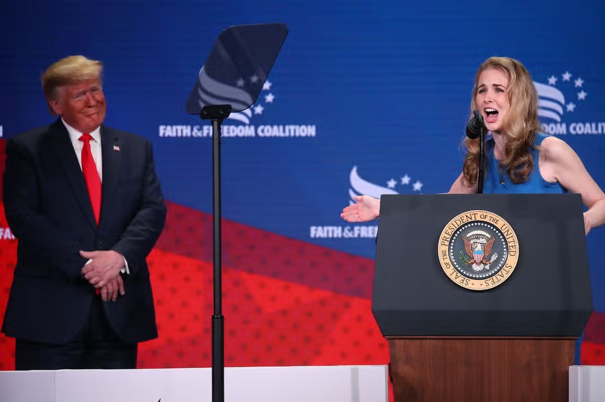 Natalie Happ habla en el escenario tras ser convocada por el presidente de Estados Unidos, Donald Trump
