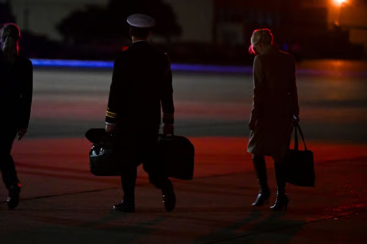 La asistente del presidente estadounidense Donald Trump, Natalie Happ (derecha), camina hacia el helicóptero.