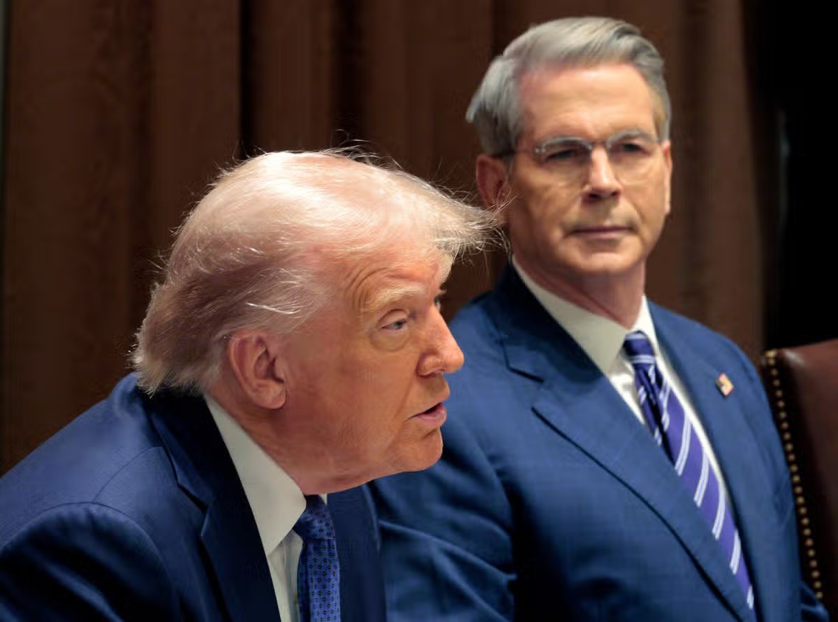 El secretario del Tesoro de Estados Unidos, Scott Bessant, escucha las declaraciones del presidente de Estados Unidos, Donald Trump.