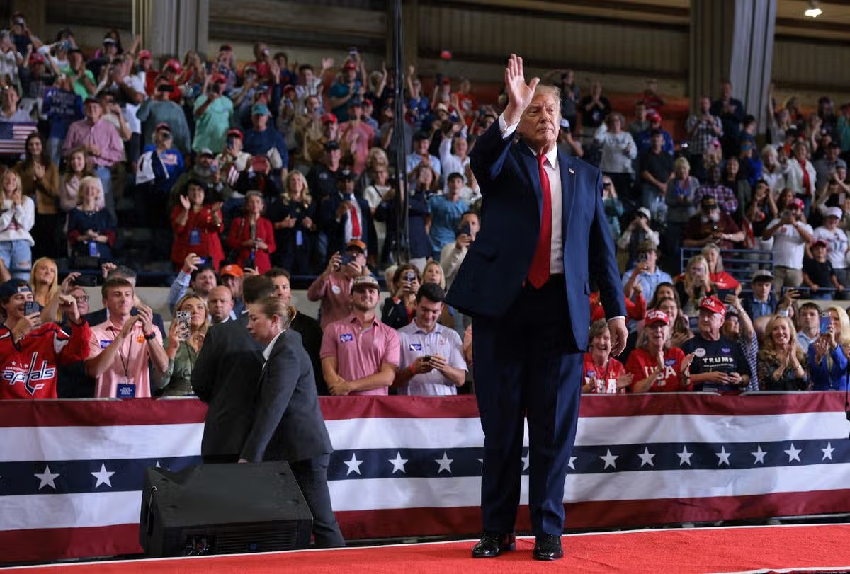 PENDLETON, SC – 21 DE OCTUBRE: El presidente estadounidense Donald Trump abandona el podio después de hablar en un mitin de campaña en el T. Ed Garrison Arena de la Universidad de Clemson el 21 de octubre de 2026 en Pendleton, Carolina del Sur. El presidente Trump está reuniendo apoyo para los candidatos republicanos locales en Carolina del Sur. (Foto de Anna Chanmemaker/Getty Images)