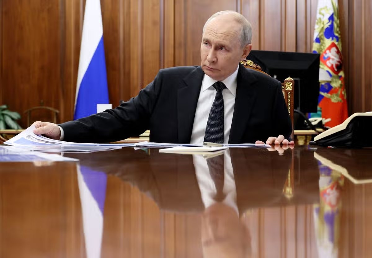 En esta foto grupal publicada por la agencia estatal rusa Sputnik, el presidente ruso Vladimir Putin asiste a una reunión con el ministro de Transporte ruso en Moscú el 13 de octubre de 2026.
