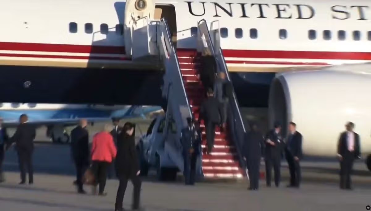 Asistente ejecutiva del presidente Natalie Harp a bordo del Air Force One en la base conjunta Andrews, Maryland