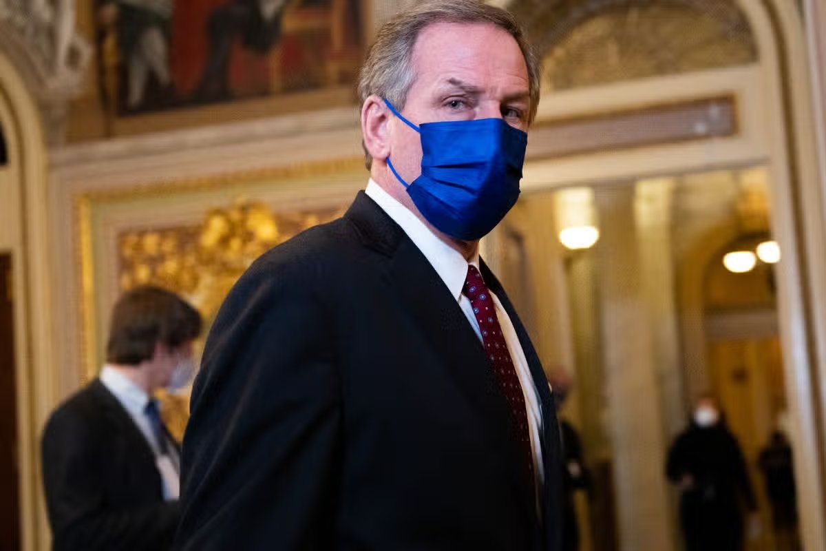 WASHINGTON, DC – 10 DE FEBRERO: El abogado de juicio político de Trump, Michael T. Vanderveen, camina por la sala de recepción del Senado durante el segundo día del segundo juicio político del expresidente Donald Trump en el Capitolio de los Estados Unidos el 10 de febrero de 2021 en Washington, DC. Los encargados del juicio político en la Cámara de Representantes argumentarán que Trump fue responsable del ataque del 6 de enero al Capitolio de Estados Unidos y que debería ser condenado e impedido de ocupar cargos públicos nuevamente. (Foto de Brandon Belpool/Getty Images)