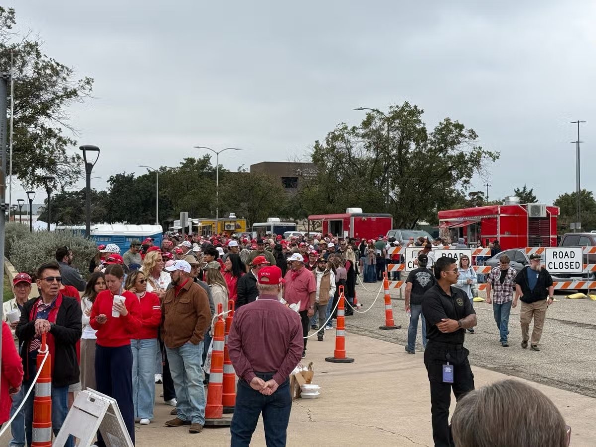 La gente hace fila afuera del Centro Cívico Memorial de Lubbock