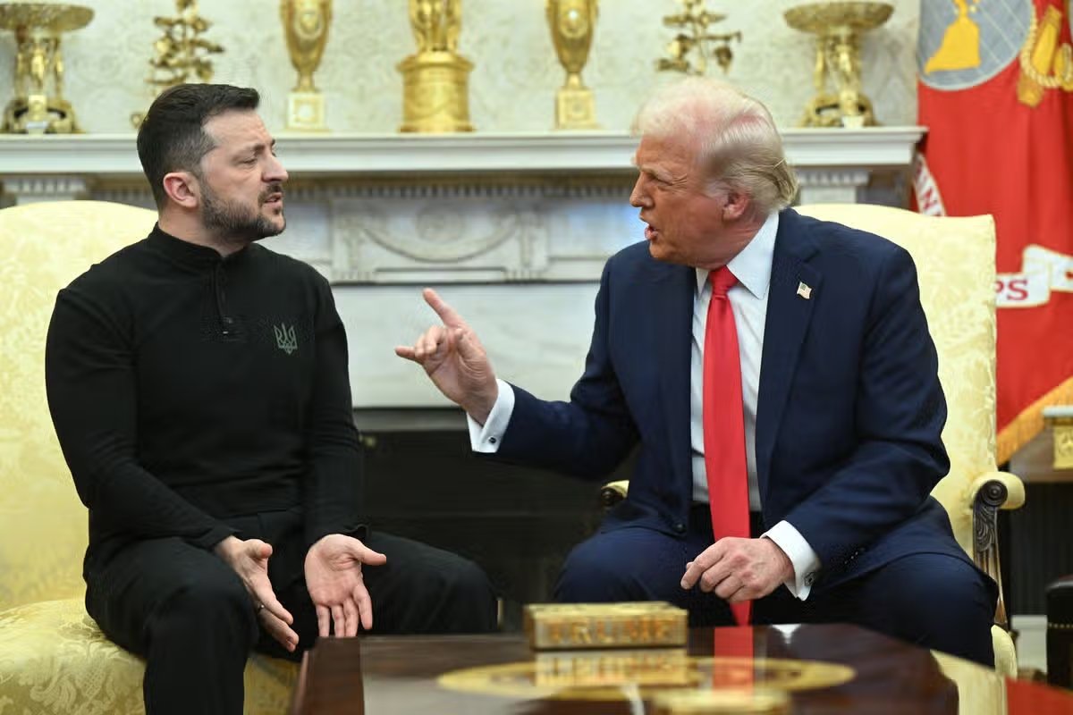 El presidente Donald Trump y el presidente ucraniano Volodymyr Zelensky se reúnen en la Oficina Oval de la Casa Blanca en Washington, DC, el 28 de febrero de 2025.