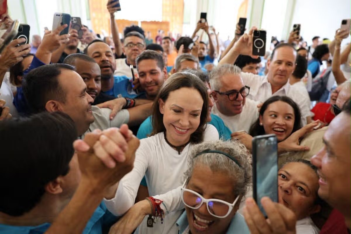 Esta fotografía publicada por la Oficina de Prensa del Partido Venezolano muestra a la líder de la oposición venezolana María Corina Machado llegando a la Iglesia de Santa Rosa en Barquisimeto, Venezuela, el 25 de octubre de 2026.