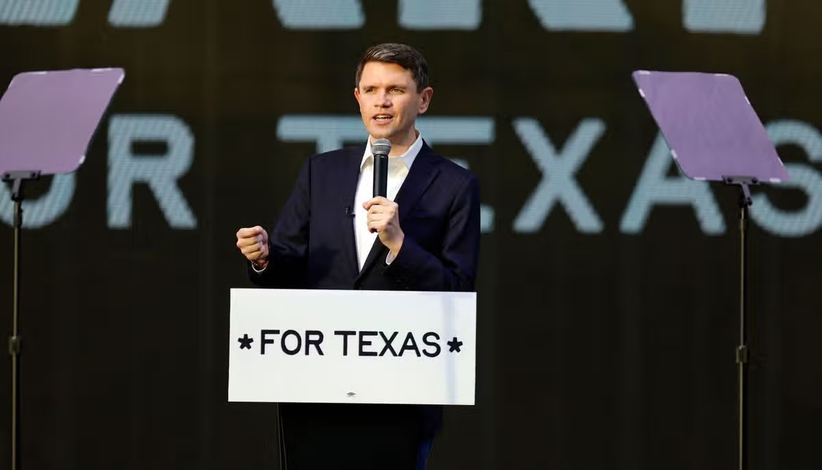 El candidato demócrata al Senado, James Talarico, habla en un mitin en el Red Tail Pavilion en Plano, Texas, el 18 de octubre.