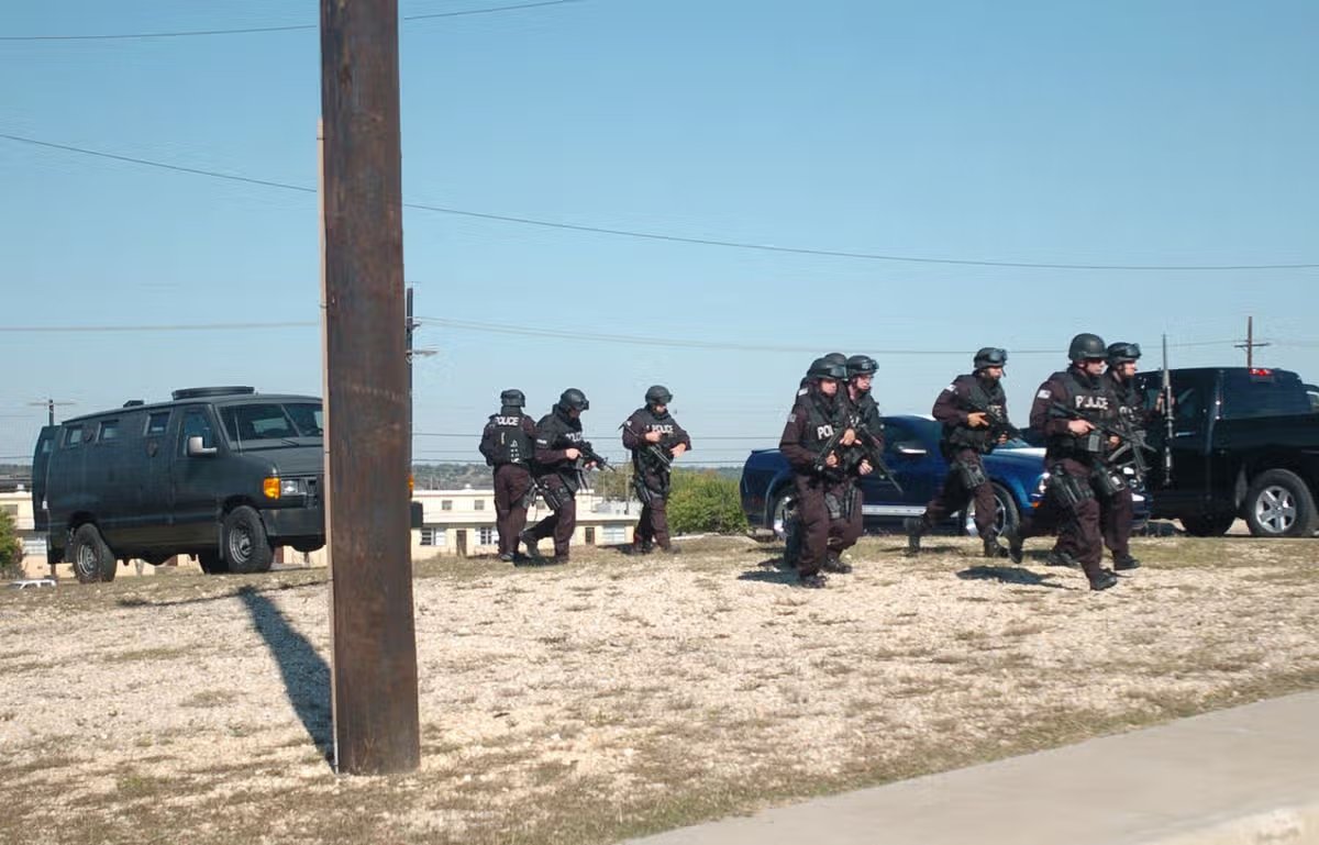 En esta fotografía proporcionada por el ejército de los EE. UU., los miembros del equipo SWAT se reúnen frente a un edificio donde un hombre armado realizó un tiroteo, el 5 de noviembre de 2009, en Fort Hood, Texas.