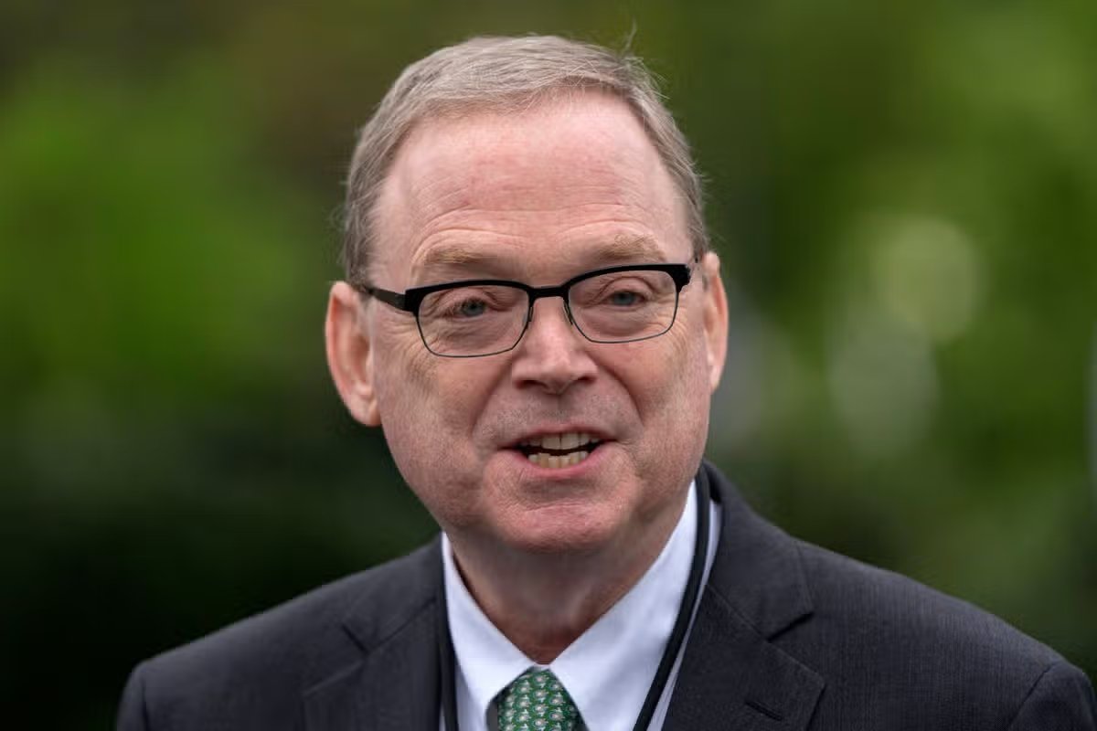 El asesor económico de la Casa Blanca, Kevin Hassett, habla con periodistas fuera de la Casa Blanca el viernes 9 de mayo de 2025 en Washington. (Foto AP/Mark Schiffelbein)