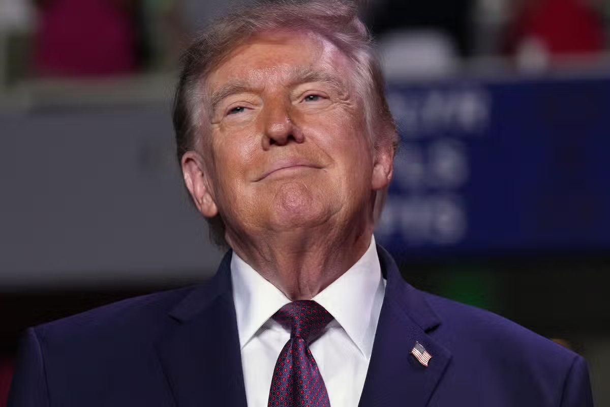 El presidente Donald Trump habla en un mitin de campaña en el Centro Mitchell en Mobile, Alabama.