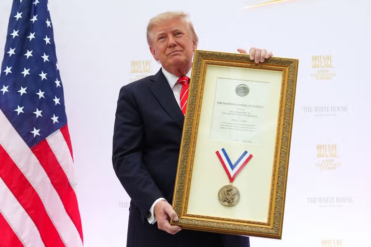 Trump incluso recibió la Medalla Nacional de Ciencias, que anteriormente fue otorgada a su tío John G. Trump.