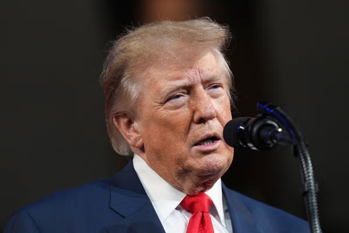 El presidente Donald Trump habla durante un mitin de campaña en el F&M Bank Arena el sábado 10 de octubre de 2026 en Clarksville, Tennessee.