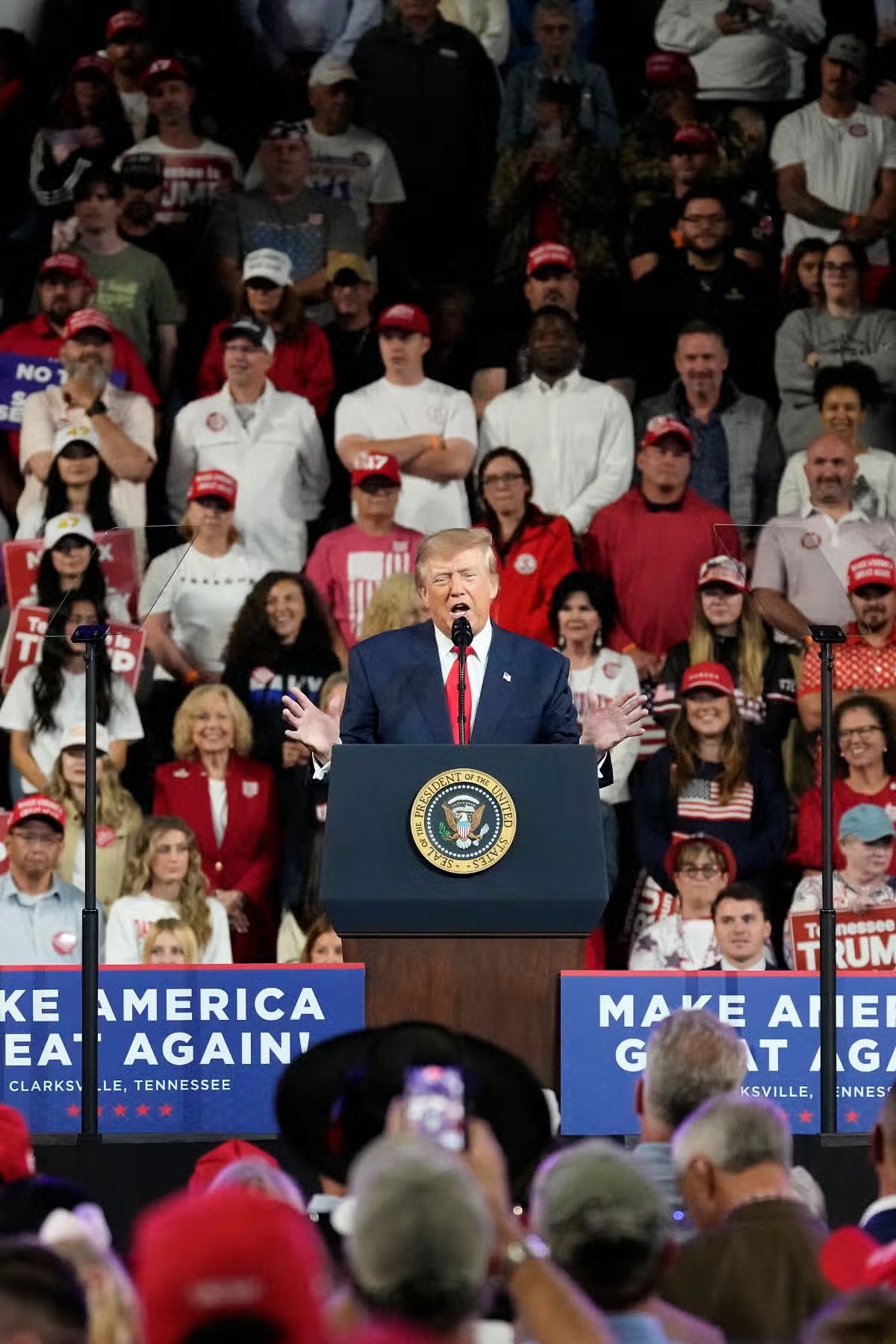 El presidente Donald Trump habla en un mitin de campaña en el F&M Bank Arena