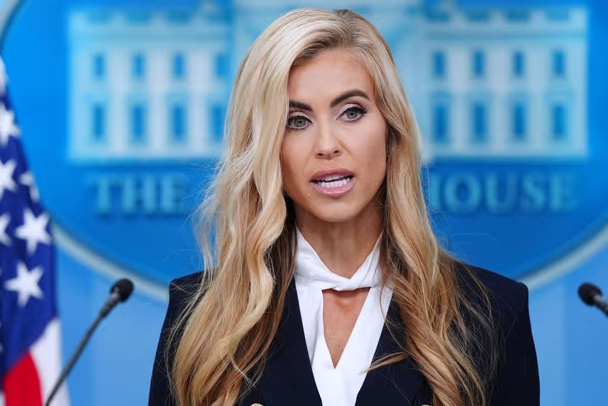 La secretaria de prensa de la Casa Blanca, Katie Zacharia, habla con los periodistas durante la conferencia de prensa de James Brady en la Casa Blanca, el martes 13 de octubre de 2026, en Washington.