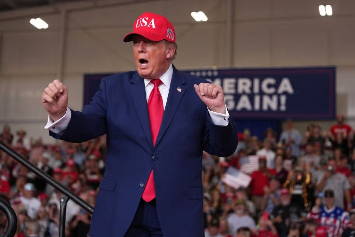 El presidente Donald Trump baila durante un mitin de campaña en el Aeropuerto Municipal de Dalton, Georgia, el viernes 16 de octubre de 2026.