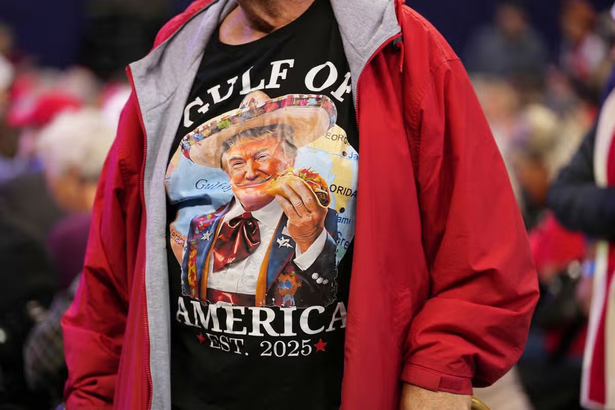 Los partidarios del presidente Donald Trump visten camisetas que dicen "golfo de america" Asista al mitin de campaña el sábado 17 de octubre de 2026 en Truist Arena en Highland Heights, Kentucky. (Foto AP/Jeff Dean)
