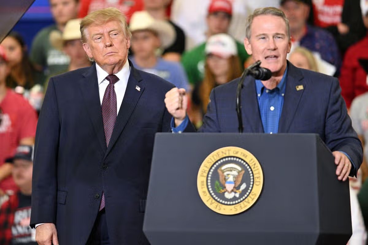 El presidente Donald Trump escucha al senador republicano de Ohio Jon Husted durante un mitin de campaña en el Centro Chillicothe Shoemaker de la Universidad de Ohio el miércoles 28 de octubre de 2026 en Chillicothe, Ohio.
