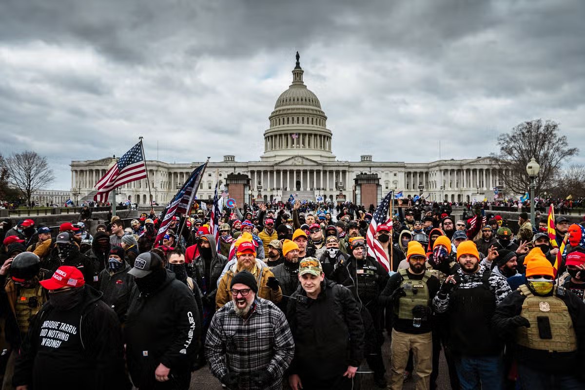 Un grupo de manifestantes pro-Trump se encuentra en las escaleras del Capitolio el 6 de enero de 2021.