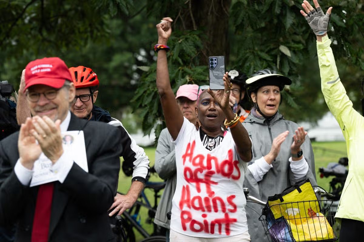 Los manifestantes se manifiestan contra la posible remodelación por parte del presidente estadounidense Donald Trump del campo de golf East Potomac y el espacio público que rodea el Parque East Potomac, un destino popular para excursionistas, ciclistas, caminantes, corredores y observadores de aves, en Haines Point en el Parque East Potomac, patrocinado por la Asociación de Bicicletas del Área de Washington, el 4 de octubre de 2026 en Washington, DC. "en mal estado, en mal estado" El campo de golf se llama Campo de golf East Potomac. Los críticos dicen que la remodelación propuesta del campo de golf podría amenazar los espacios públicos alrededor del East Potomac Park, incluidos los carriles para bicicletas y el espacio frente al mar abierto a actividades recreativas. (Foto de Saul Loeb/AFP vía Getty Images)