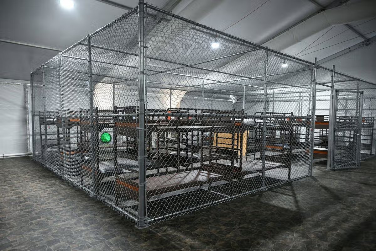 Se ven camas dentro de un centro de detención de inmigrantes conocido como Centro de Detención de Inmigrantes. "cocodrilo alcatraz," Ubicado en el sitio del Aeropuerto de Transición y Entrenamiento Dade Collier.