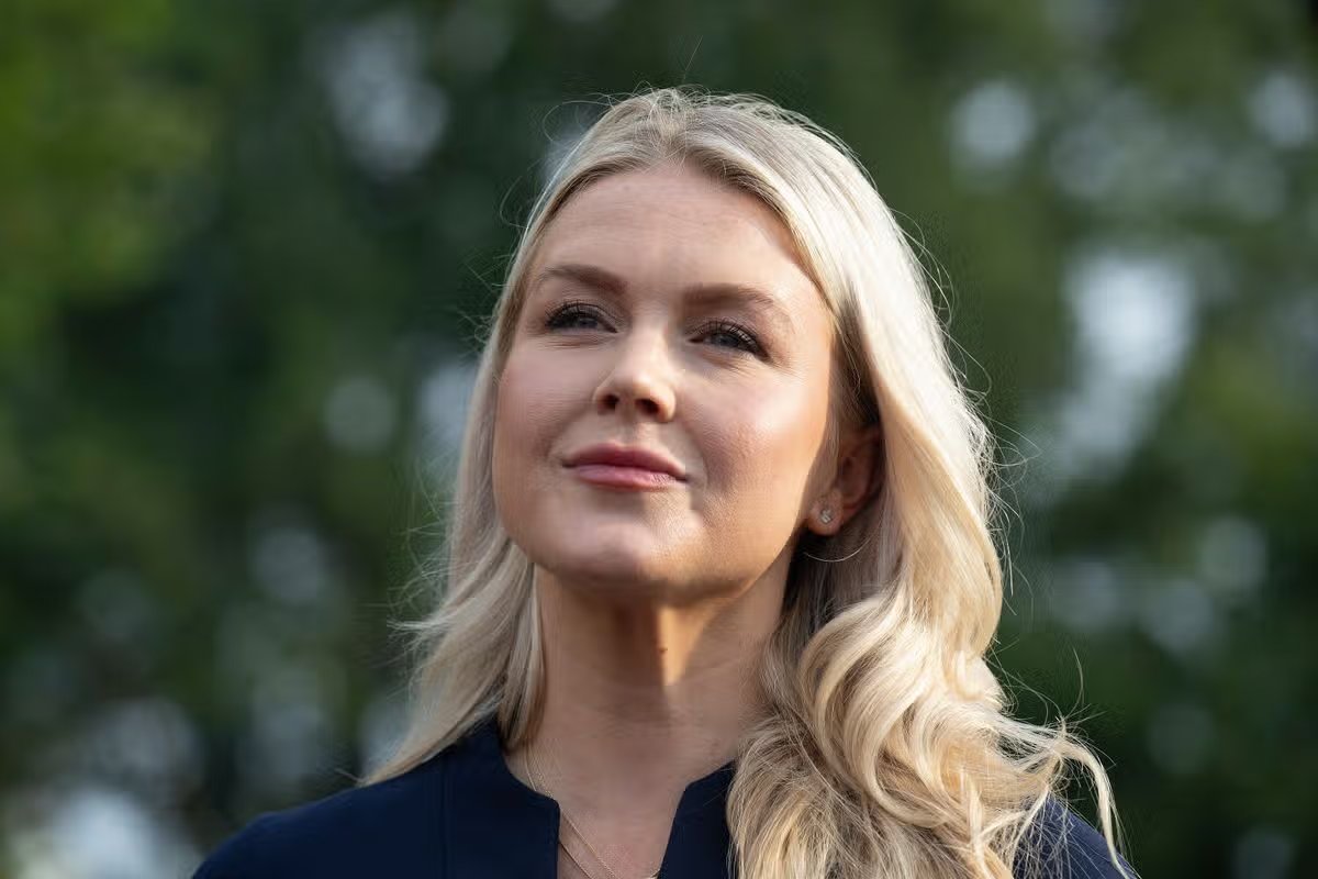 La secretaria de prensa de la Casa Blanca, Carolyn Leavitt, habla con los medios en su último día como secretaria de prensa frente al ala oeste de la Casa Blanca en Washington, DC, el 27 de agosto de 2026.