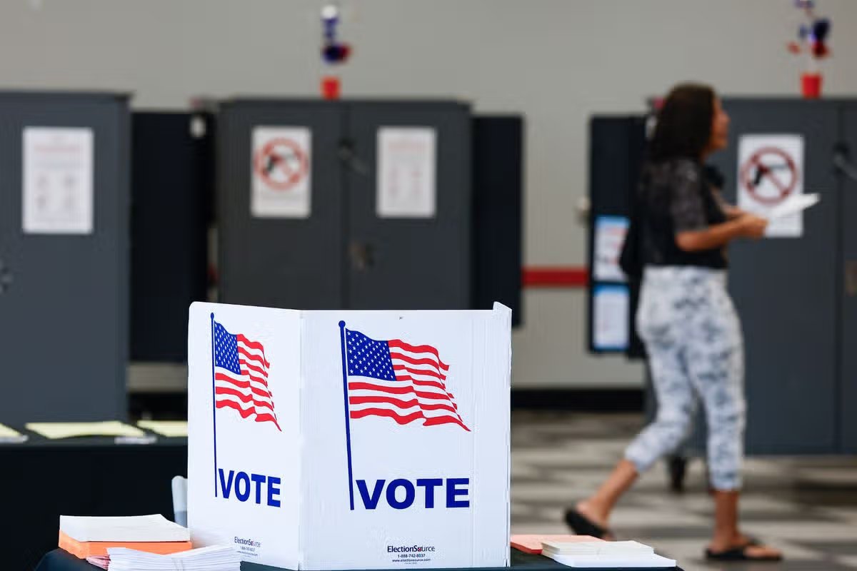 La gente emitió sus votos en un colegio electoral durante la votación anticipada para las elecciones de mitad de período el 13 de octubre de 2026 en Atlanta, Georgia.