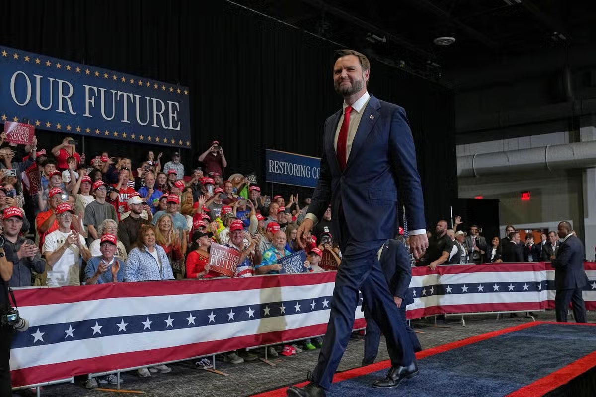 El vicepresidente J.D. Vance camina al final de un evento de campaña en el Centro de Convenciones de Sharonville