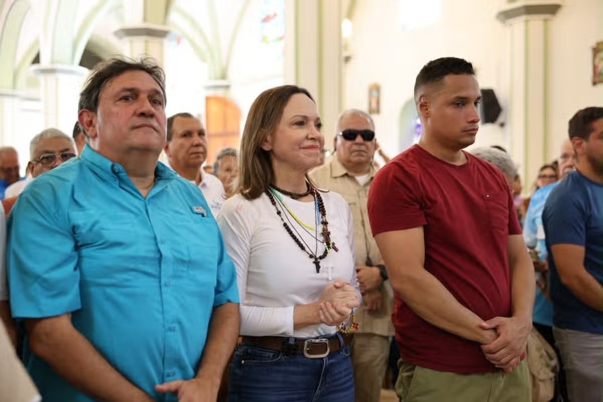 En esta fotografía publicada por la Oficina de Prensa de Venezuela, la líder de la oposición venezolana María Corina Machado asiste a misa después de llegar a una iglesia en Barquisimeto, Venezuela, el domingo 25 de octubre de 2026.