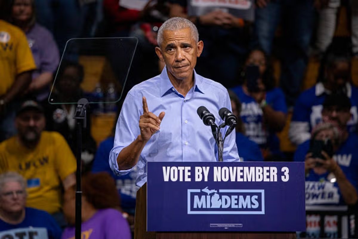 El ex presidente Barack Obama habla en un mitin de campaña de mitad de período en Detroit con el candidato al Senado de Michigan, Abdul-Saeed.