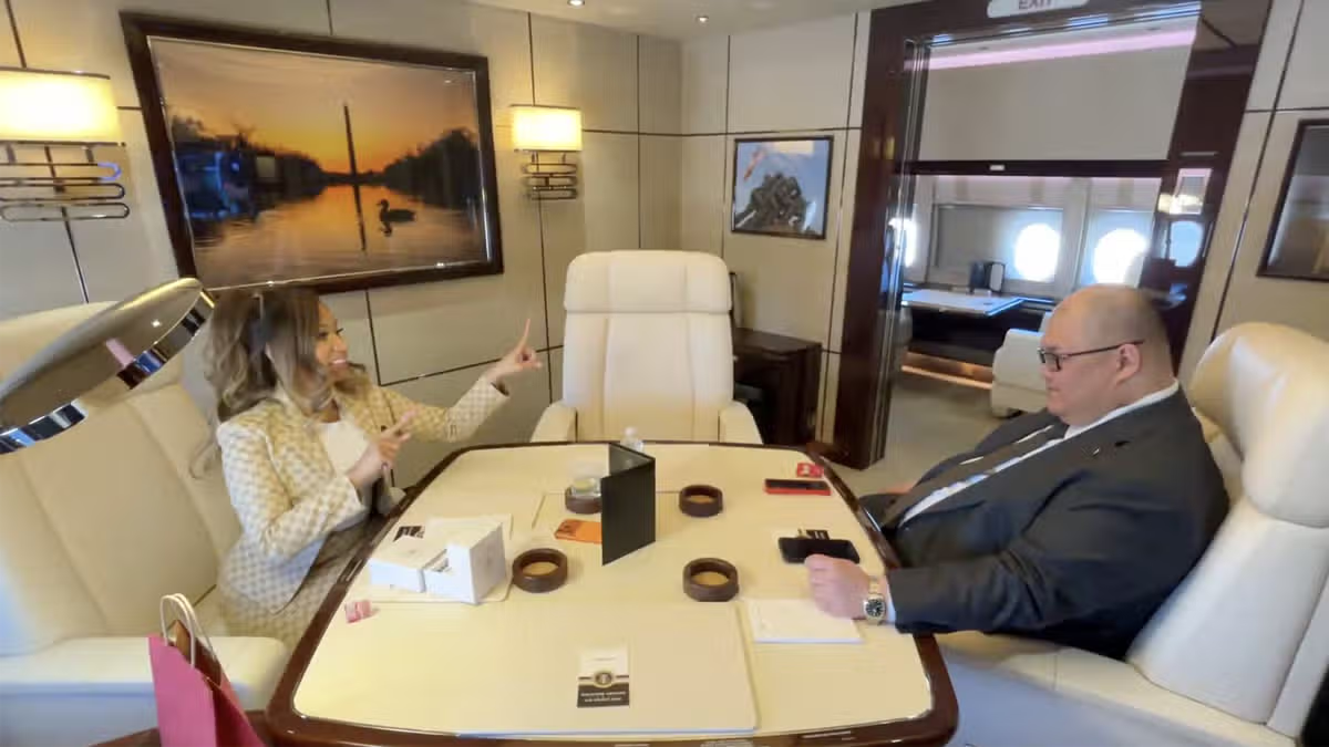 Su charla en el avión fue como una entrevista de trabajo.