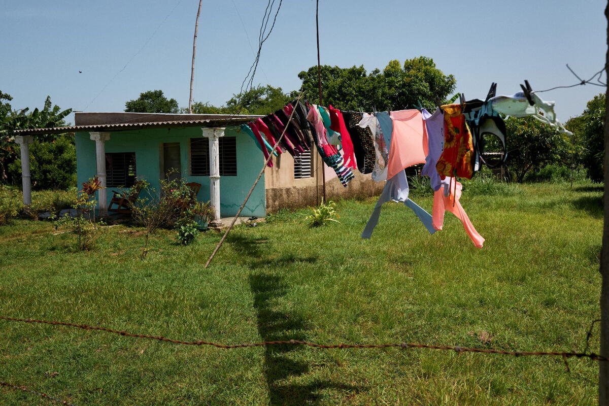 La ropa se seca al aire libre a lo largo de la Carretera del Norte de Cuba.