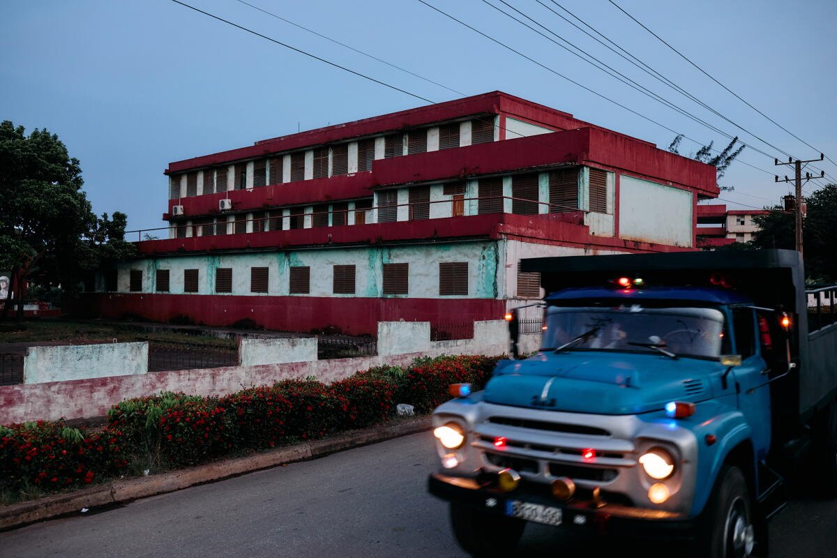 Un camión pasa por este edificio de estilo soviético en la ciudad industrial de Moa, en la costa nororiental de Cuba.