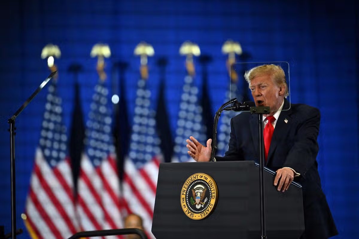 El presidente estadounidense Donald Trump habla en un mitin de campaña en el Centro de Eventos Choctaw en Durant.
